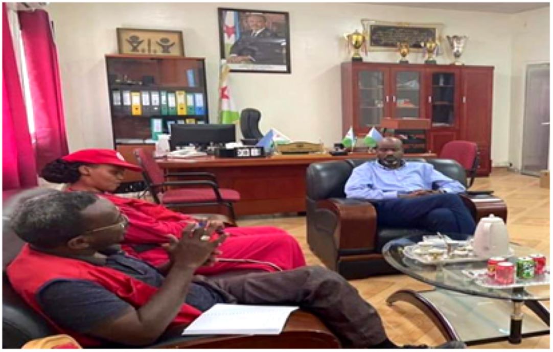 Le président du Conseil Régional de Dikhil reçoit l’équipe du Croissant Rouge de Djibouti pour des projets d’assainissement et de sensibilisation