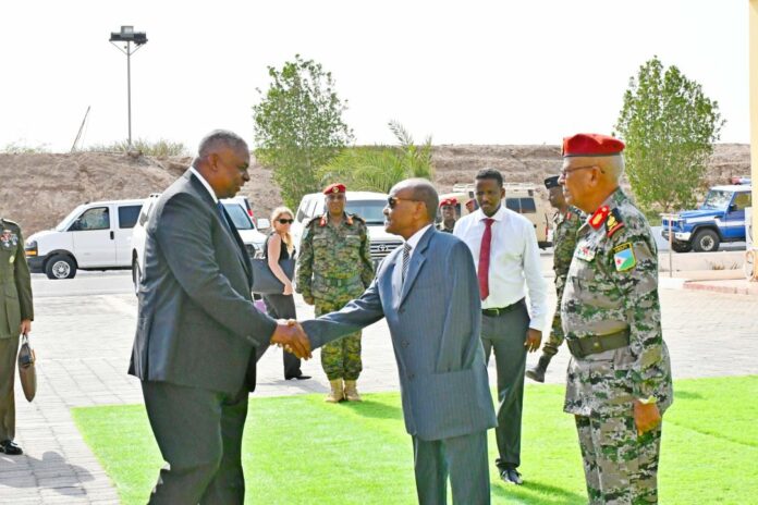 Le secrétaire d’état américain Lloyd Austin salué à son arrivée à Djibouti par (1)