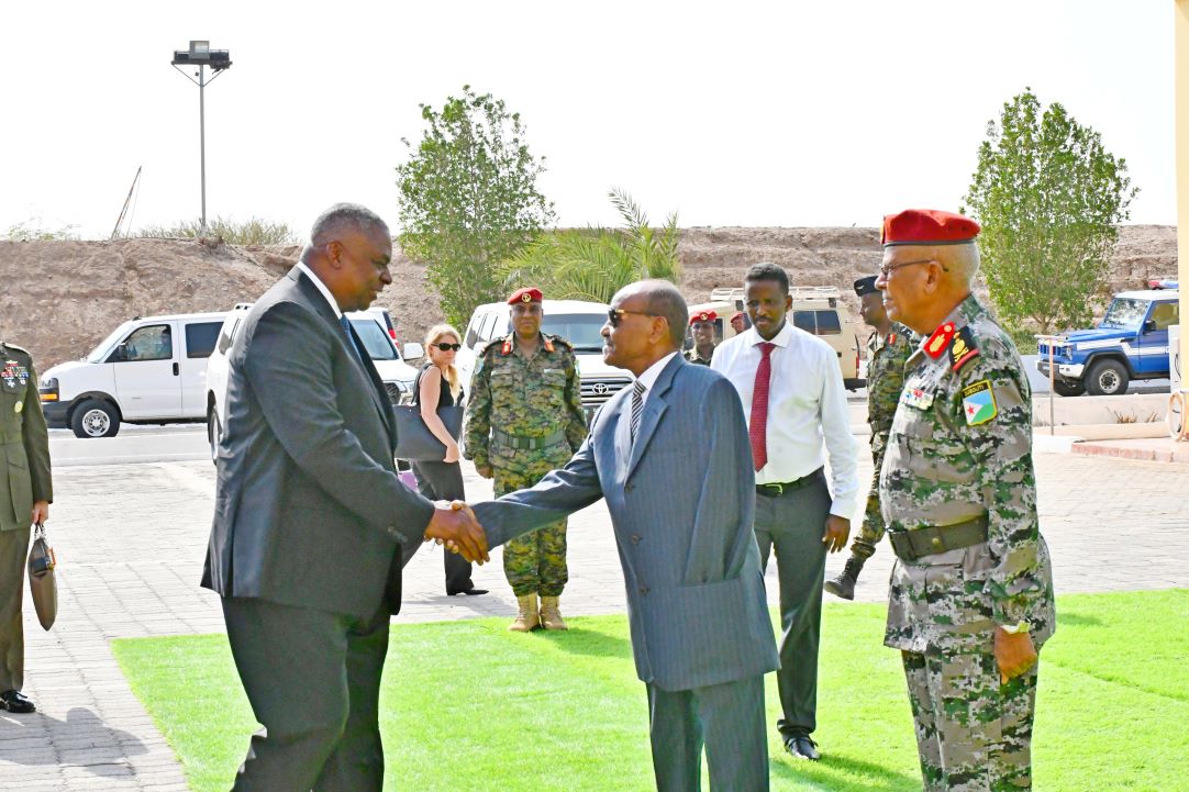 Le secrétaire d’état américain Lloyd Austin salué à son arrivée à Djibouti par le ministre de la Défense