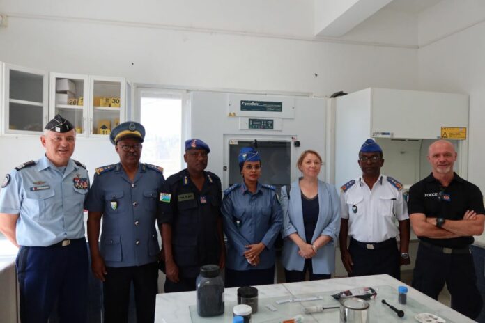 Remise de matériels au Directeur Général de la Police Nationale par (2)