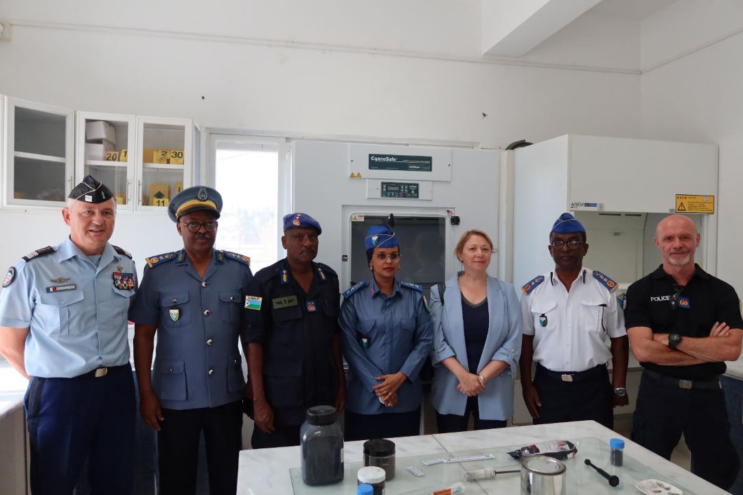 Remise de matériels au Directeur Général de la Police Nationale par l’ambassadrice de France à Djibouti