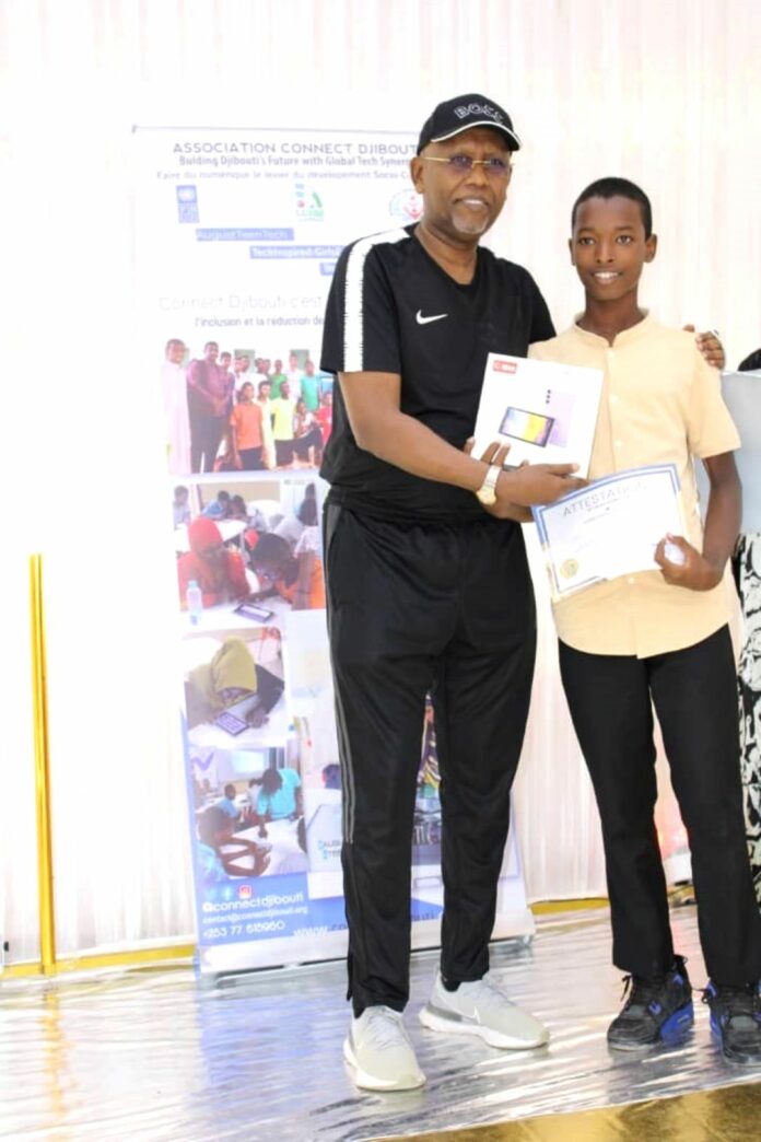 Connect-Djibouti cérémonie de remise d'attestations à une vingtaine d’adolescents (2)