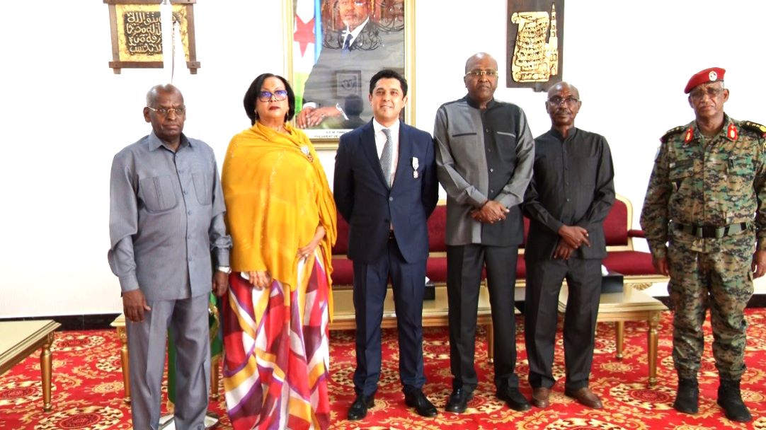 Le Premier ministre élève des représentants de la Bank of Africa aux rangs d’Officier et de Chevalier dans l’Ordre National du 27 juin