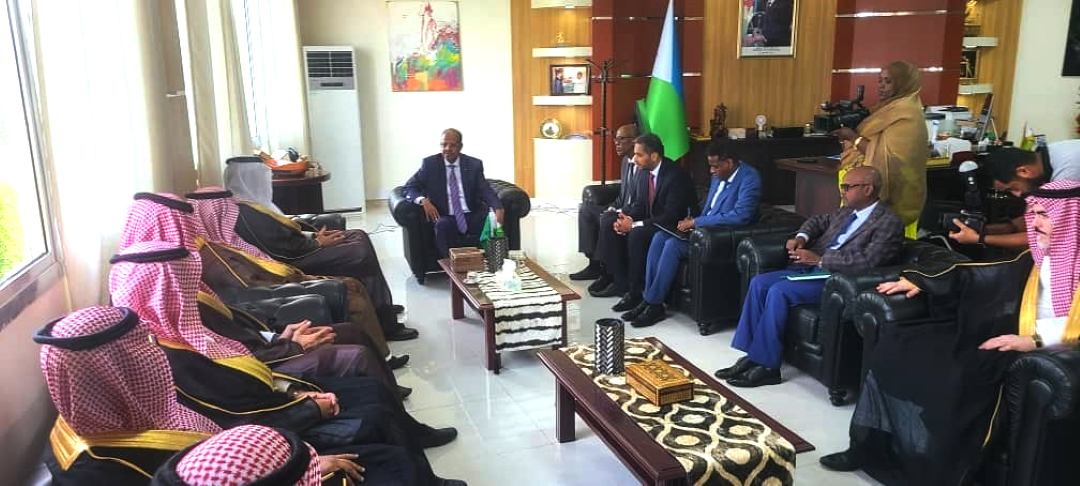 Le chef de la diplomatie djiboutienne reçoit le ministre des Transports saoudien