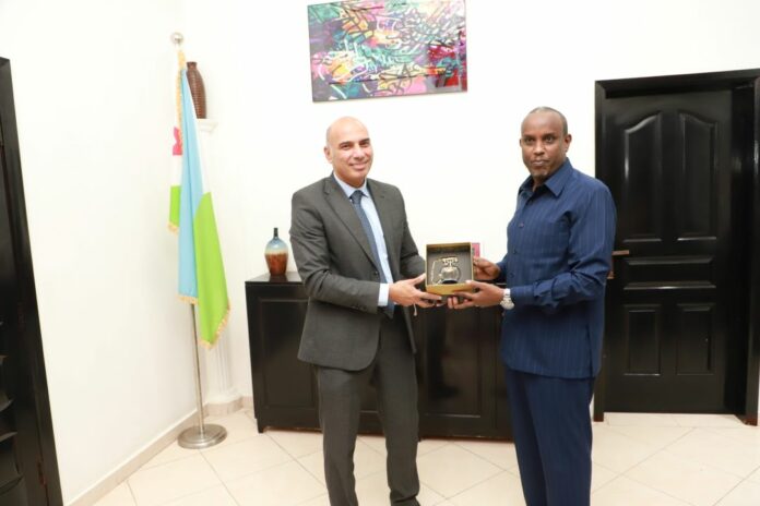 Le ministre de la Communication reçoit le nouvel ambassadeur de d’Égypte à s