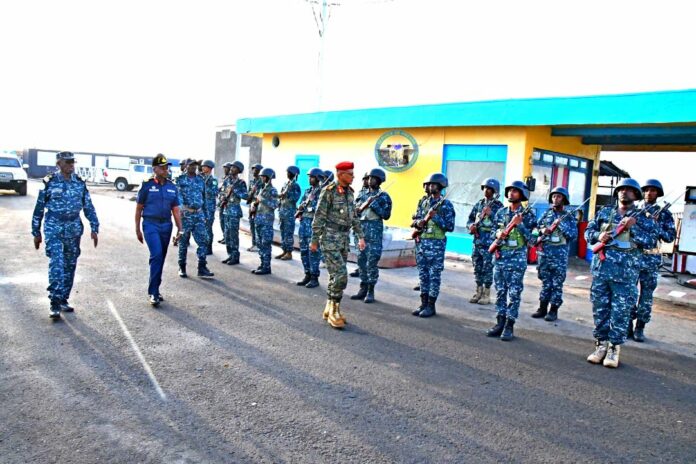 Visite du chef d’état-major général des armées à l'escale de la marine (2)