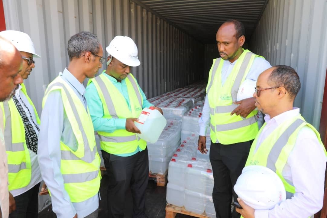 Réception d'un lot de sept conteneurs de produits d'entretien et de consommables pour le fonctionnement des équipements de dialyse