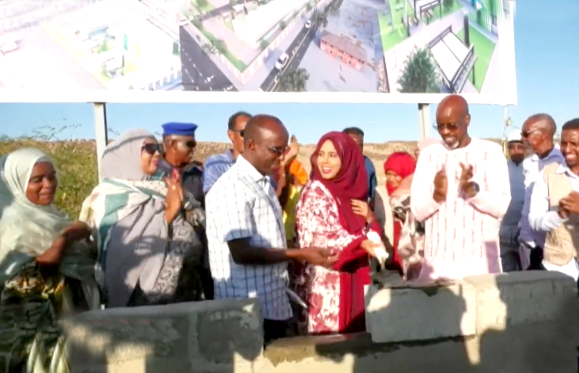 A Dikhil, la ministre Ouloufa Ismail Abdo procède à la pose de la première pierre du futur siège du guichet social régional