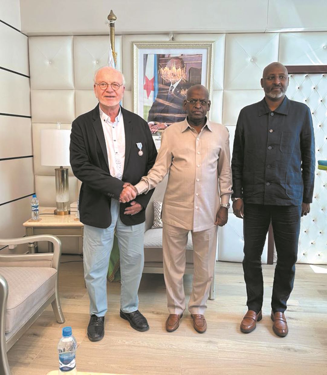 Le Premier ministre décore M. Jacques Trampont de la médaille de chevalier de l’ordre National du 27 juin