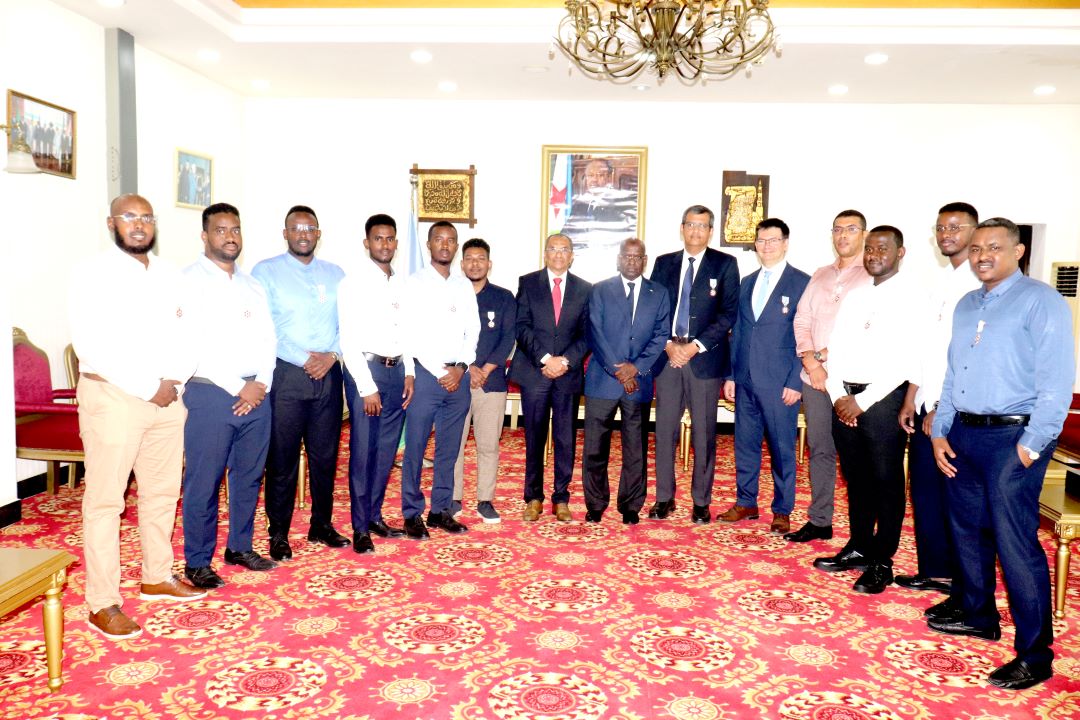 Le Premier ministre décore plusieurs personnalités