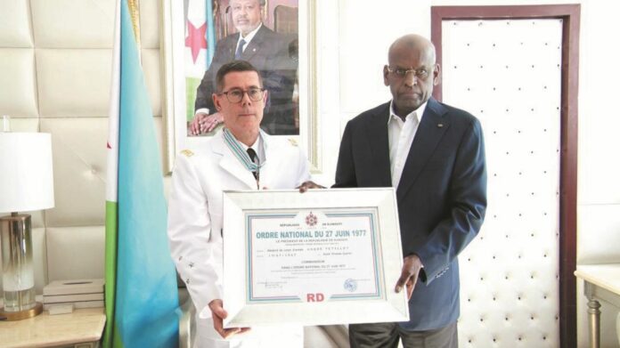 Le Premier ministre distingue le général de Corps d’Armée Andre PETILLOT (2)