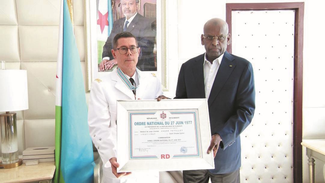 Le Premier ministre distingue le général de Corps d’Armée Andre PETILLOT