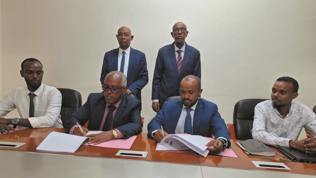 Réhabilitation de deux pistes : Signature d’une convention entre le conseil régional d’Obock et l’ADRRéhabilitation de deux pistes :