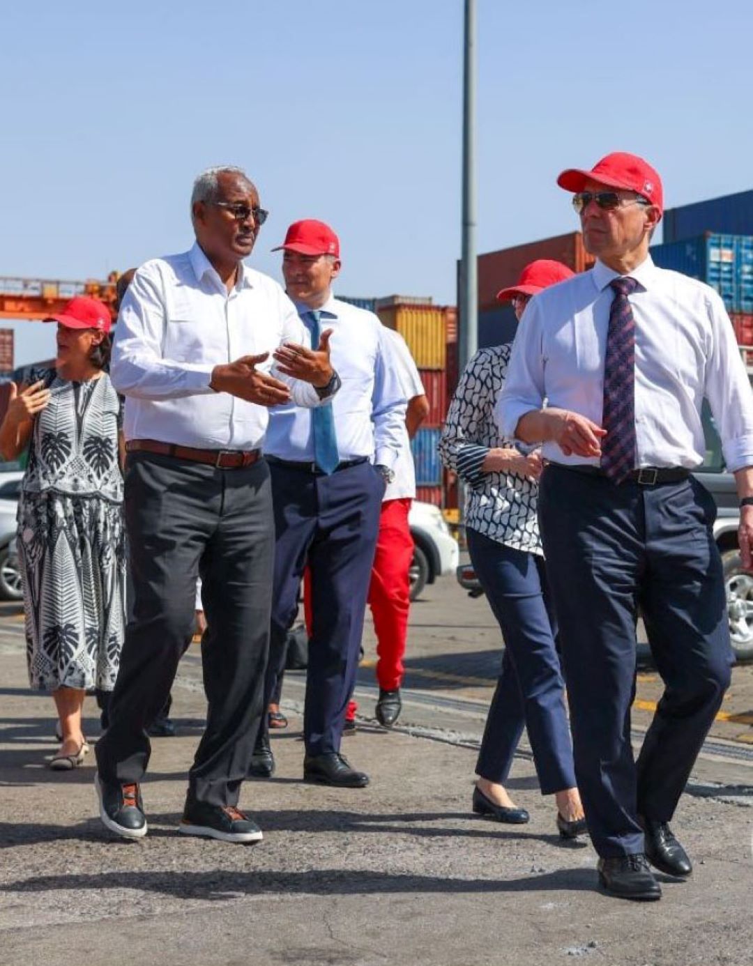 Une délégation suisse de haut niveau effectue des visites guidées dans les infrastructures économiques de notre pays