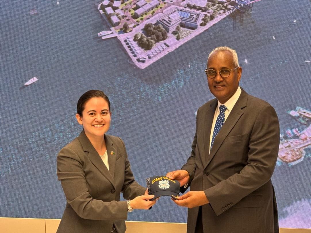 Le Lieutenant-Commander Hayley Koval achève sa visite de travail à Djibouti par une rencontre fructueuse avec le Président de la DPFZA