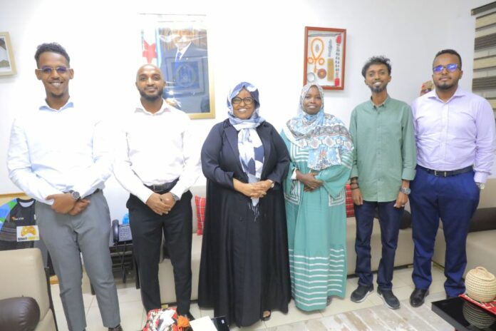 La ministre Hibo Moumin Assoweh reçoit les jeunes de l’association Djibouti E-Sport (1)