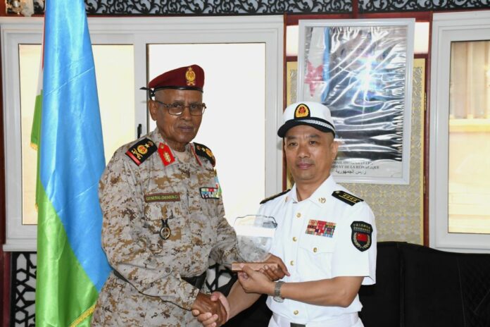 Le général Zakaria Cheik Ibrahim reçoit la visite de courtoisie du nouveau commandant de la base chinoise à Djibouti (2)