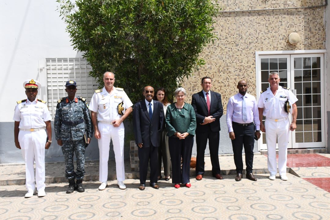 Le ministre de la défense reçoit le commandant de la force Atalante