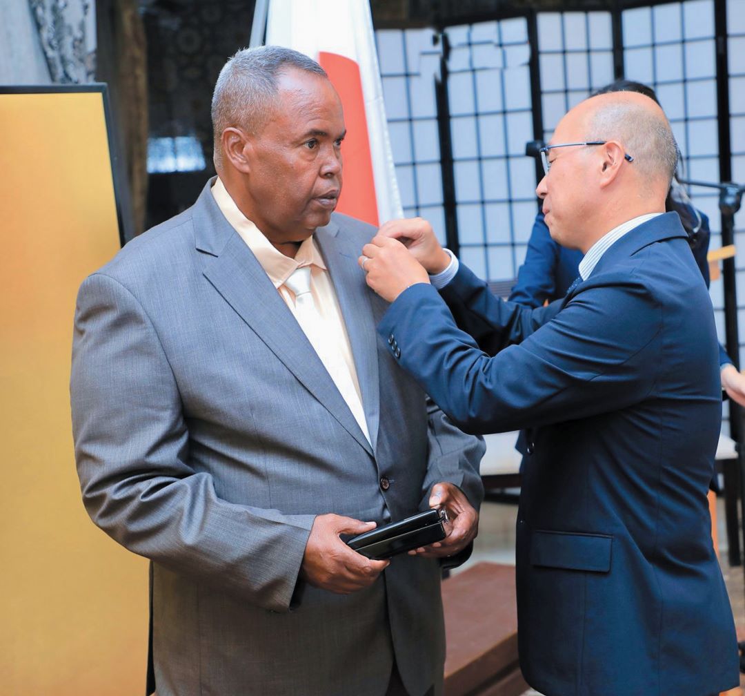 Remise de l'Ordre du Soleil Levant, Rayons d'Or en Sautoir, à Dr Tabareck Mohamed Ismaël