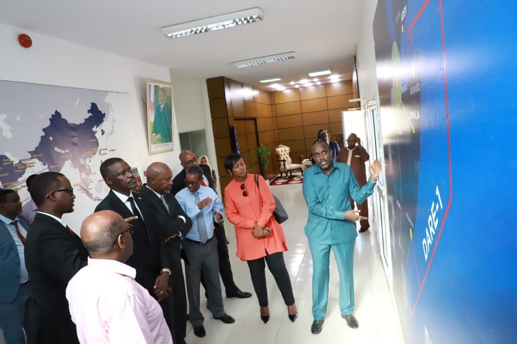 Une délégation rwandaise effectue une visite guidée à la station d’atterrissement des câbles sous-marins de Djibouti Télécom