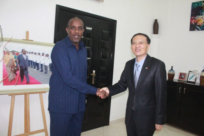 Visite de courtoisie de l’ambassadeur de la République Populaire de Chine à Djibouti au ministère de la communication (1)
