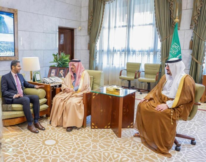 L'ambassadeur Dya-Eddine Bamakhrama reçu par l’Émir de la région de Riyad (1)