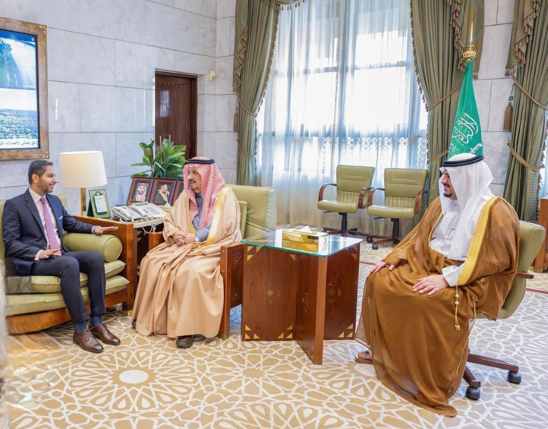 L'ambassadeur Dya-Eddine Bamakhrama reçu par l’Émir de la région de Riyad