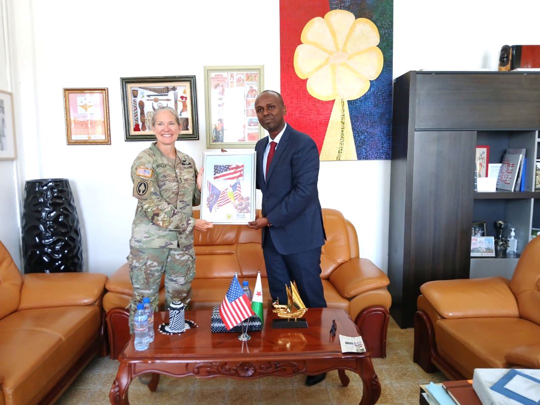 Le DG de la Poste de Djibouti reçoit les responsables des bases américaines et chinoises à Djibouti