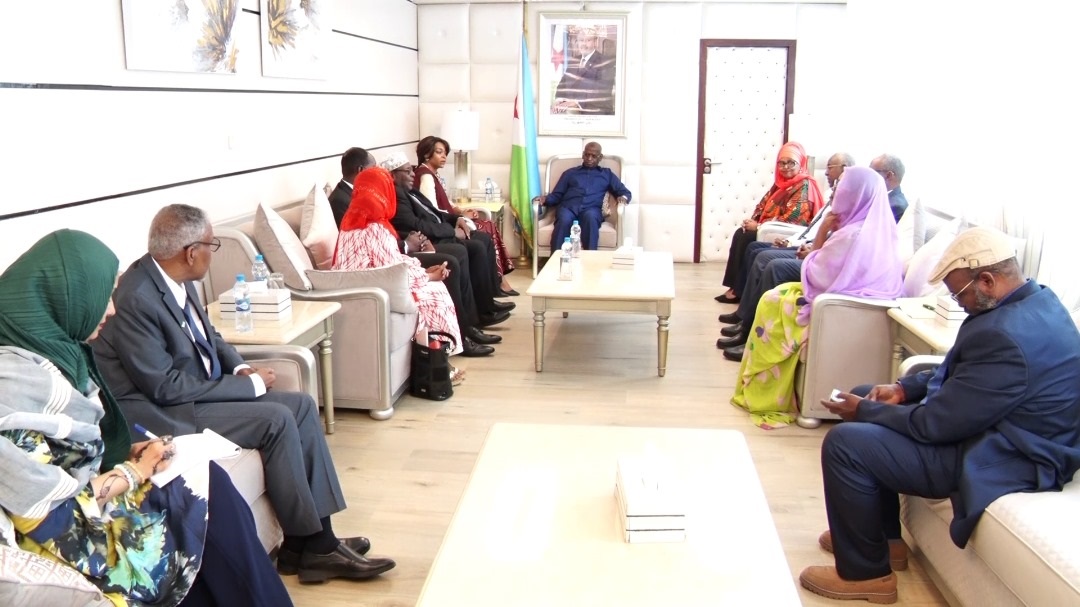 Le Premier ministre reçoit une délégation de la 2e édition du salon du livre