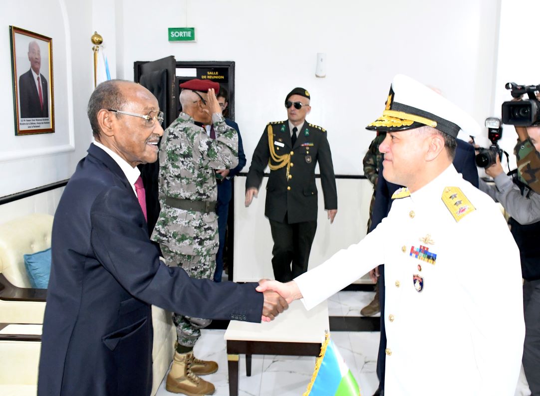 Le ministre de la Défense reçoit en visite de courtoisie des hauts gradés de la marine turque