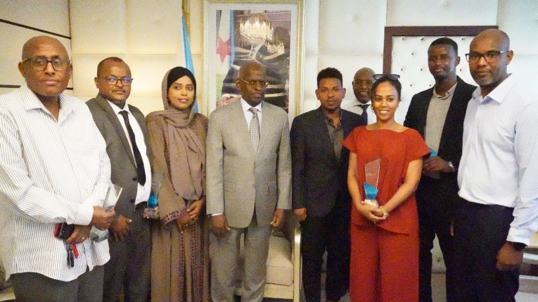 Les  lauréats primés de la 1ère édition de l’ADA reçus à la primature