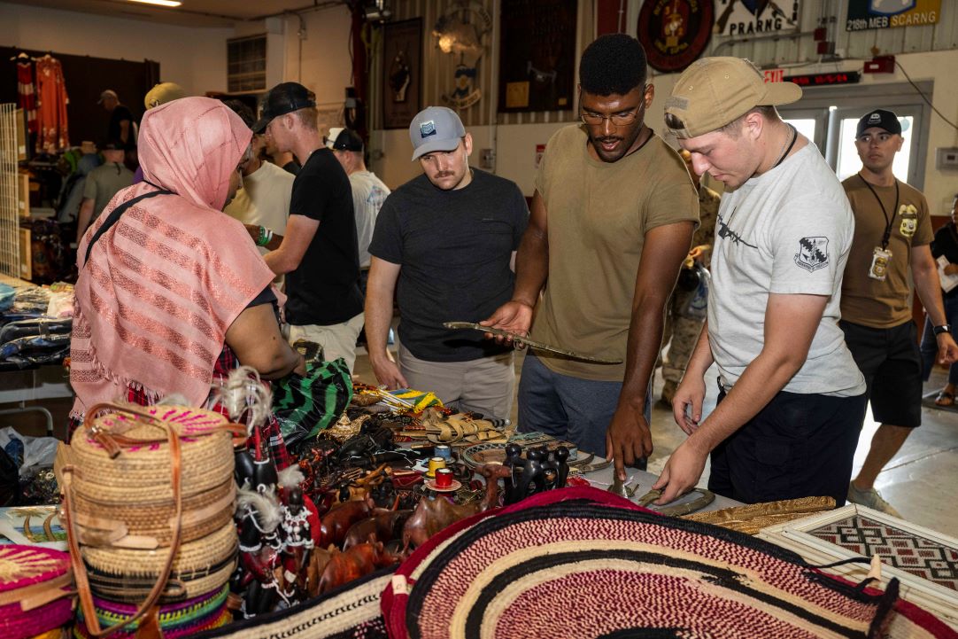 Bazar biannuel au camp Lemonnier : Vingt-un artistes et vendeurs djiboutiens ont exposé leurs oeuvres d’art artisanales samedi dernier au camp lemonier dans le cadre du bazar biannuel.