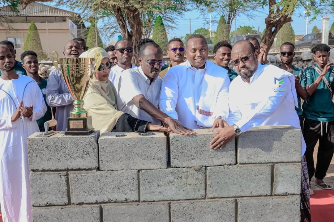 Le ministre Yonis Ali Guedi pose la 1ère pierre du futur terrain et un siège pour le Football Club d’Arta