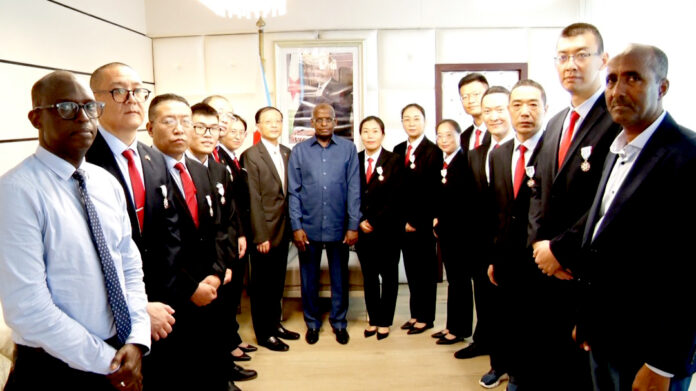 Primature 12 médecins chinois élevés au rang de chevaliers de l’Ordre National du 27 Juin (1)