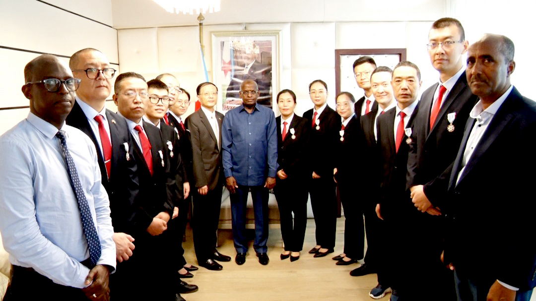 Primature ; 12 médecins chinois élevés au rang de chevaliers de l’Ordre National du 27 Juin