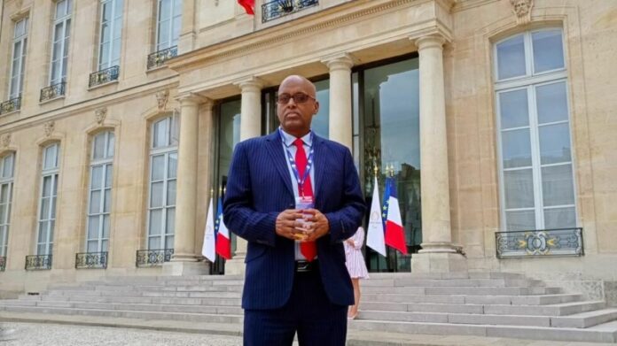 Kenedid Ibrahim Houssein dans la cour du Palais de l'Élysée. © Kaourou Magassa RFI