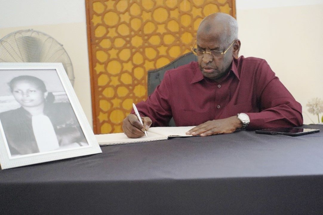 Le Premier ministre signe le Livre des condoléances de feu Khadija Abeba