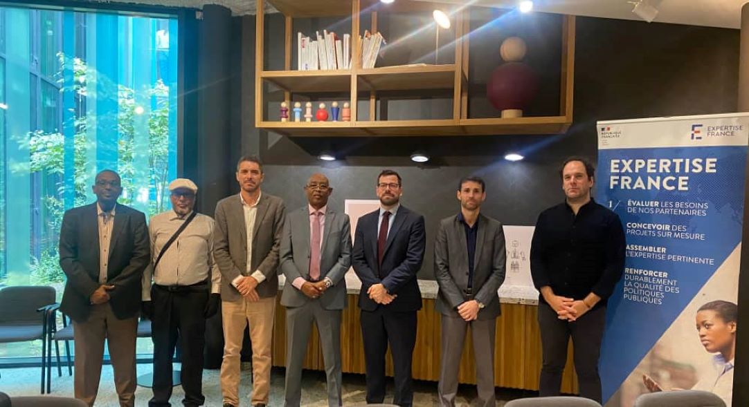 Le ministre  délégué chargé de la Décentralisation en mission de travail en France