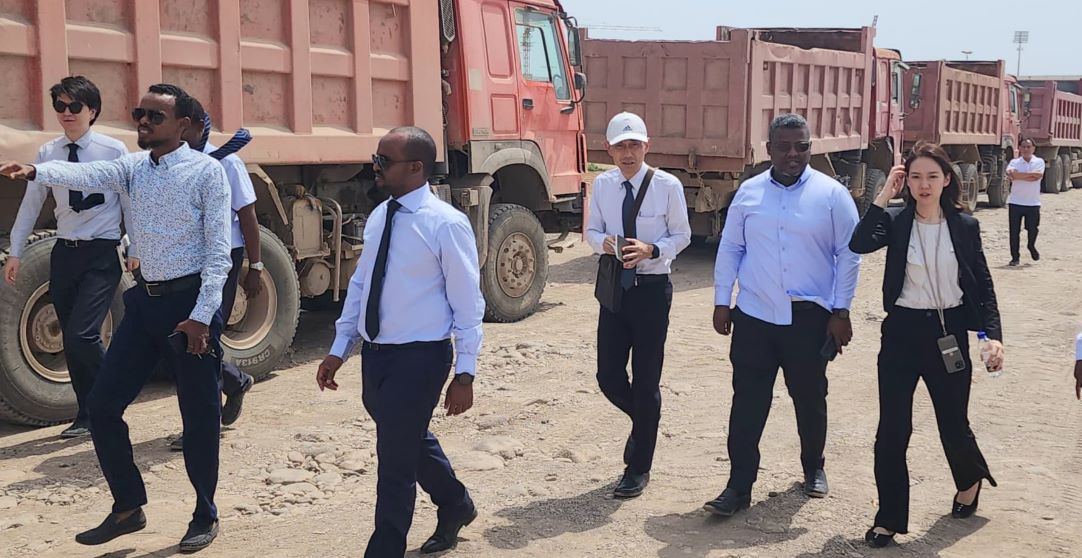Visite d'une forte délégation japonaise sur le site du futur pont de la Palmeraie