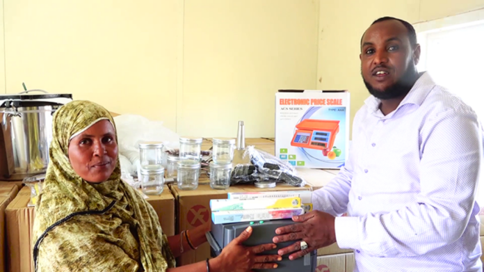 Distribution de matériel aux ONG et aux coopératives d’Assamo