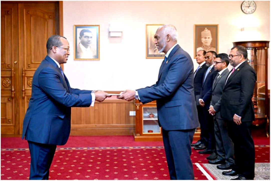 L'ambassadeur de Djibouti aux Maldives présente ses lettres de créances au président Muizzu