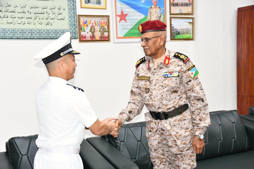 Le CEMGA reçoit le commandant de la base chinoise à Djibouti