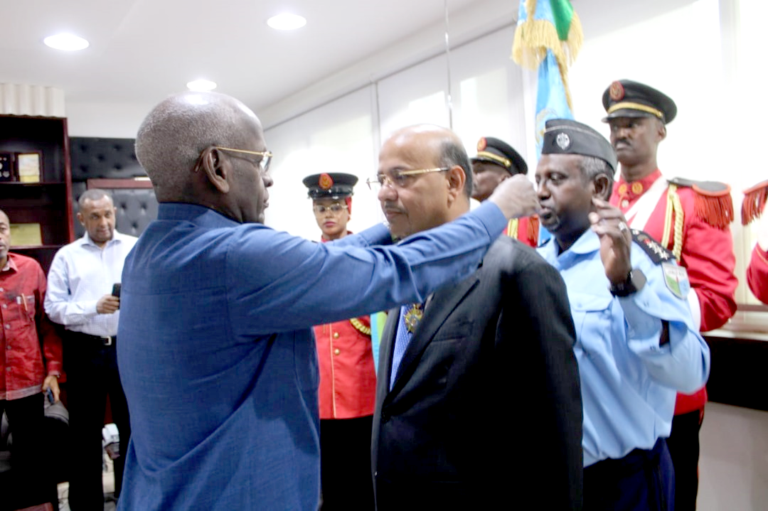 Le Premier ministre élève l’ambassadeur Ayeid au rang de Commandeur dans l’Ordre National de la Grande Étoile de Djibouti