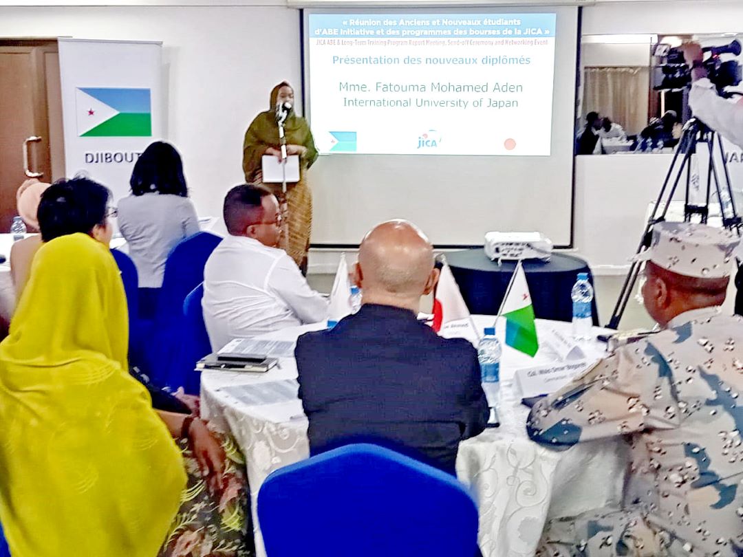 Réunion des anciens et nouveaux étudiants bénéficiaires des programmes de bourse de la JICA