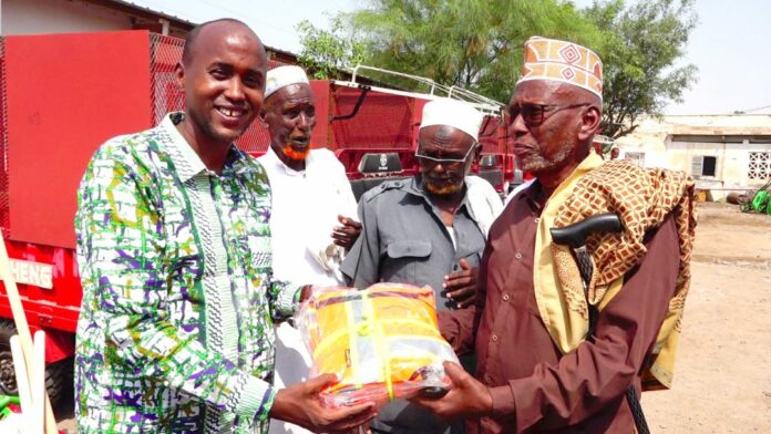 Ali-Sabieh Remise de matériel de ramassage de détritus ménagers aux représentants des comités des différents quartiers (1)