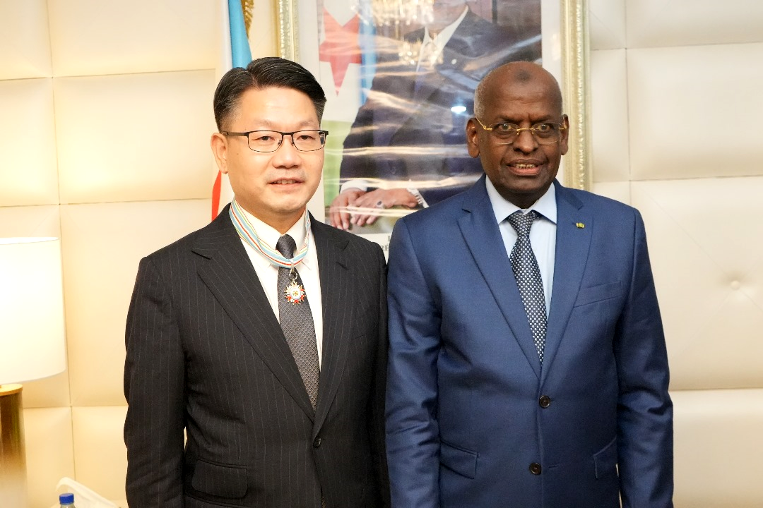 Le Premier ministre reçoit une délégation d’investisseurs de la province chinoise de Zhejiang et distingue M. He Liehui, Président de Touchroad International Holdings Group