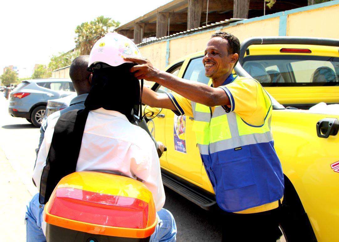 Journée mondiale de la Poste : La maison du Citoyen distribue des casques de motos aux adultes et enfants