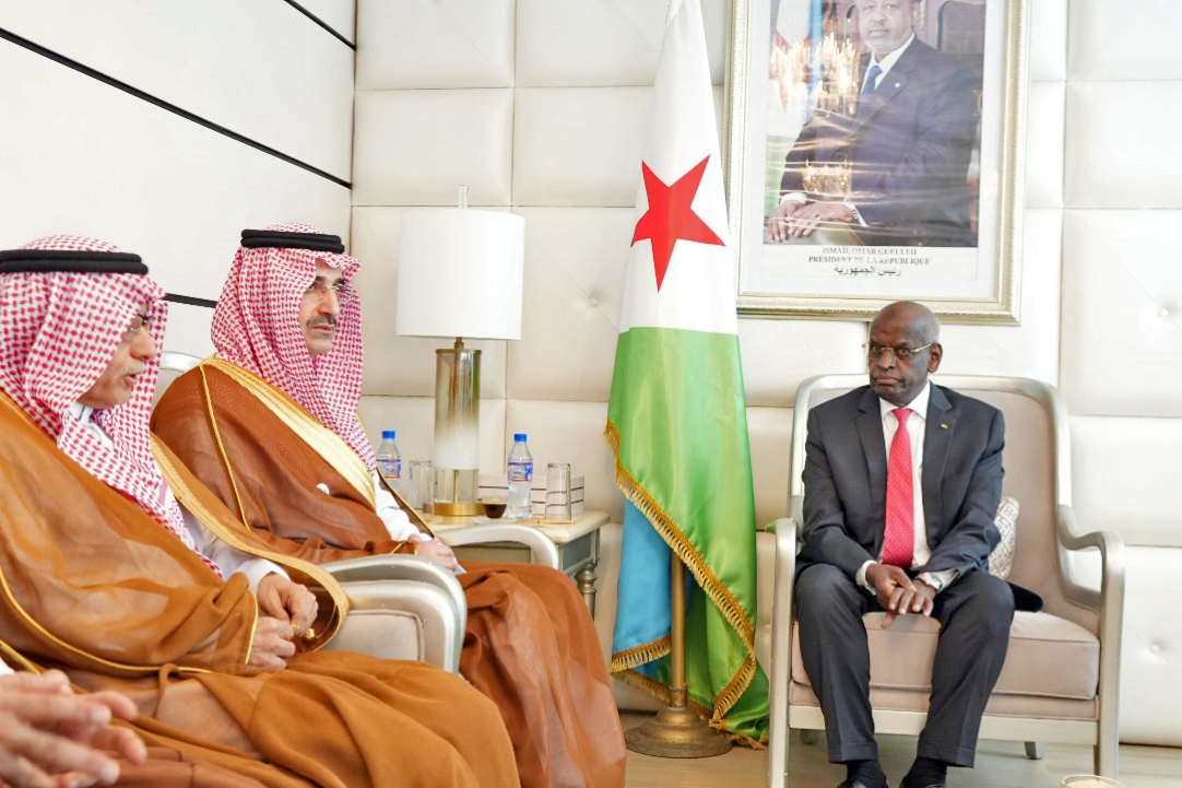 Le Premier ministre s’entretient avec une délégation du Fonds Saoudien pour le Développement (FSD) et honore son président exécutif