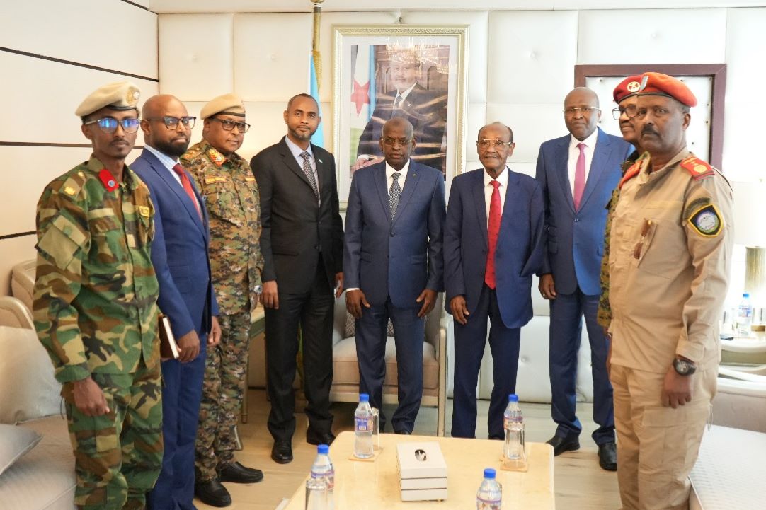 Le Premier ministre rencontre le ministre de la défense ainsi que le chef d'état-major Général des armées Somaliennes