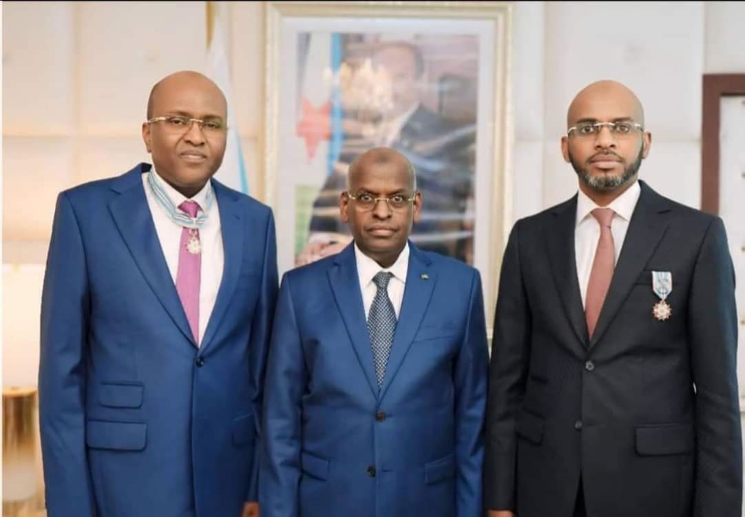 Le Premier ministre décore deux hautes personnalités